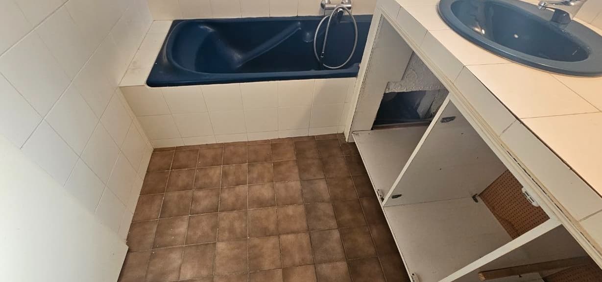 Salle de bain avant rénovation - Vue 3