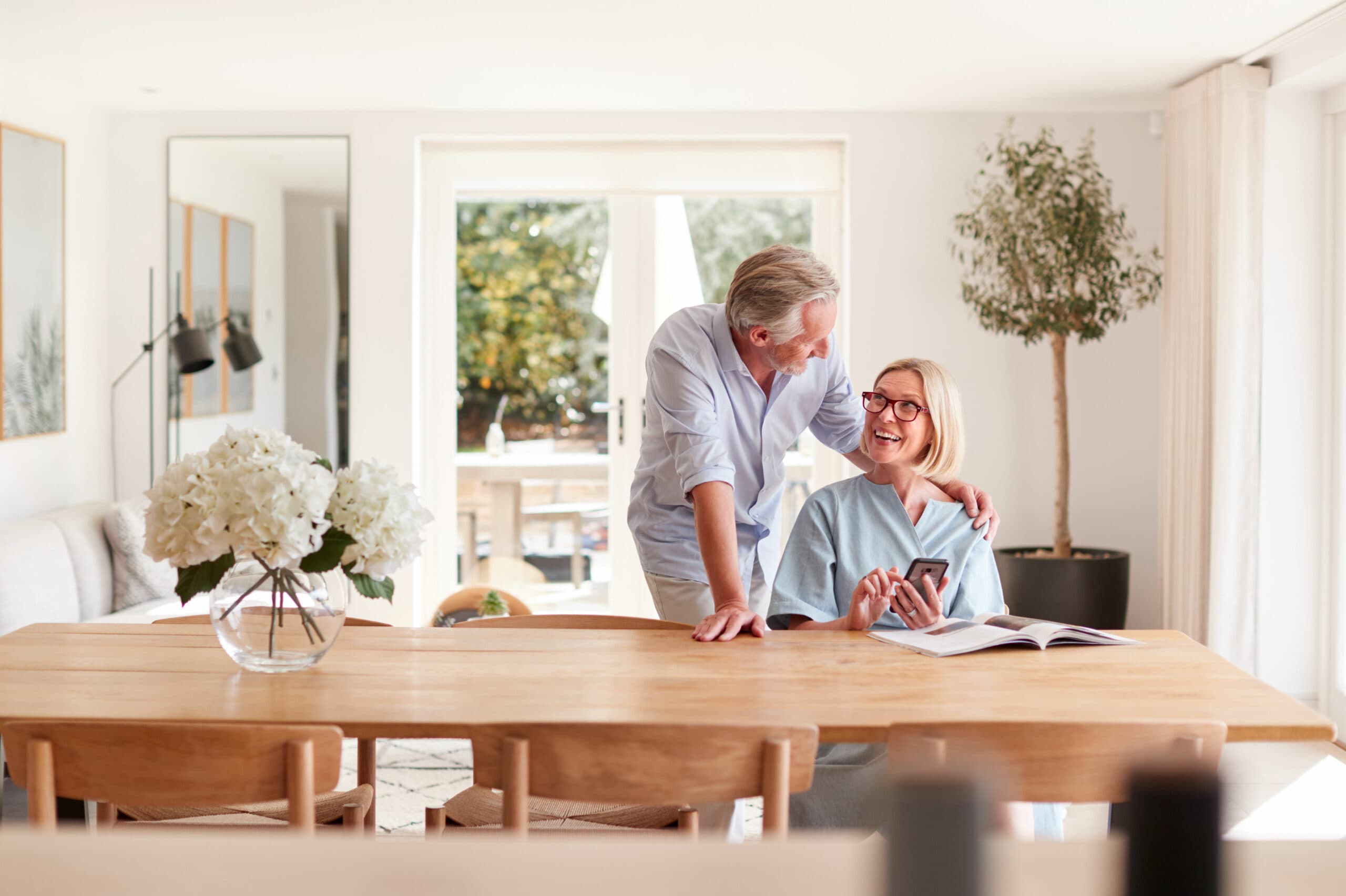 un couple qui utilise le calculateur de prix travaux renovation au m2 cote dazur - Estimation gratuite