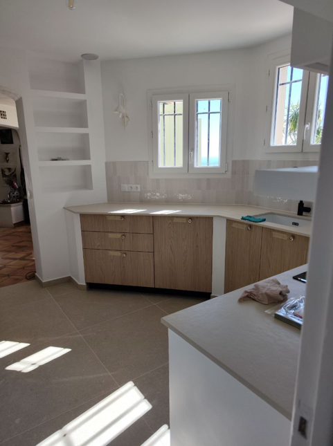 renovation cuisine sur mesure et creation niche decorative et nouvelle fenetre