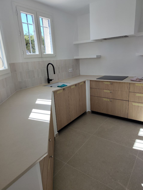 renovation cuisine moderne blanche et bois pose electromenager meuble de cuisine robinetterie noire nouvelle fenetre hotte et plaque de cuisson