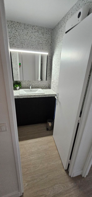 salle de bain renovee plan vasque simple et nouvelle robinetterie plan large