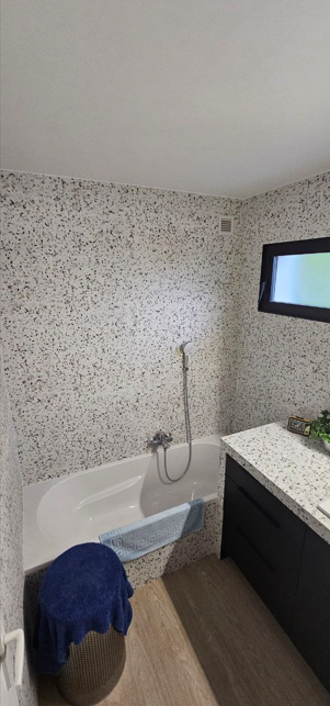 salle de bain renovee baignoire robinetterie fenetre pose de carrelage