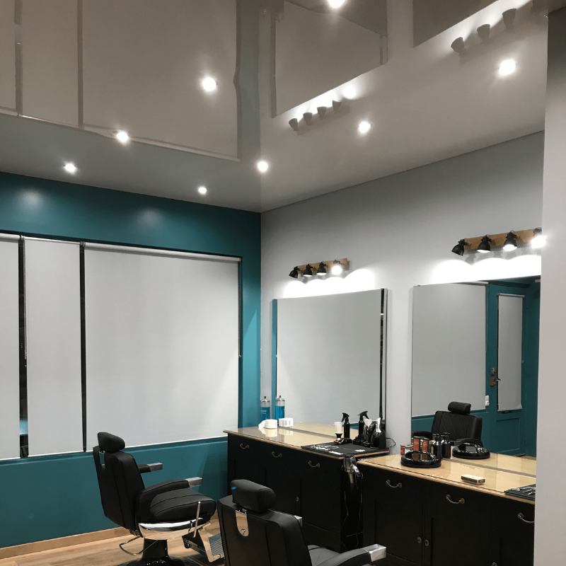 Installation de plafond tendu blanc brillant avec spots LED peinture decorative blanc bleu locaux commerciaux nice