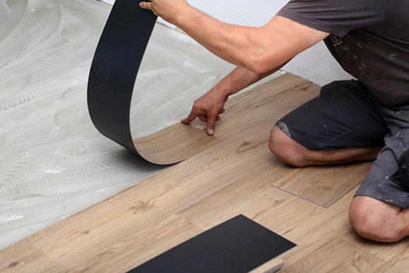 Revêtement de sol en béton ciré gris moderne pose de parquet stratifié haut de gamme effet artisan poseur cote dazur