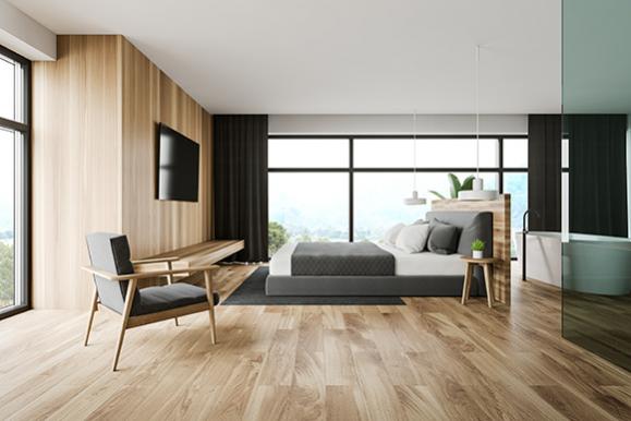 Pose de parquet en chêne massif revêtement mur décoratif bois vue mer appartement Nice