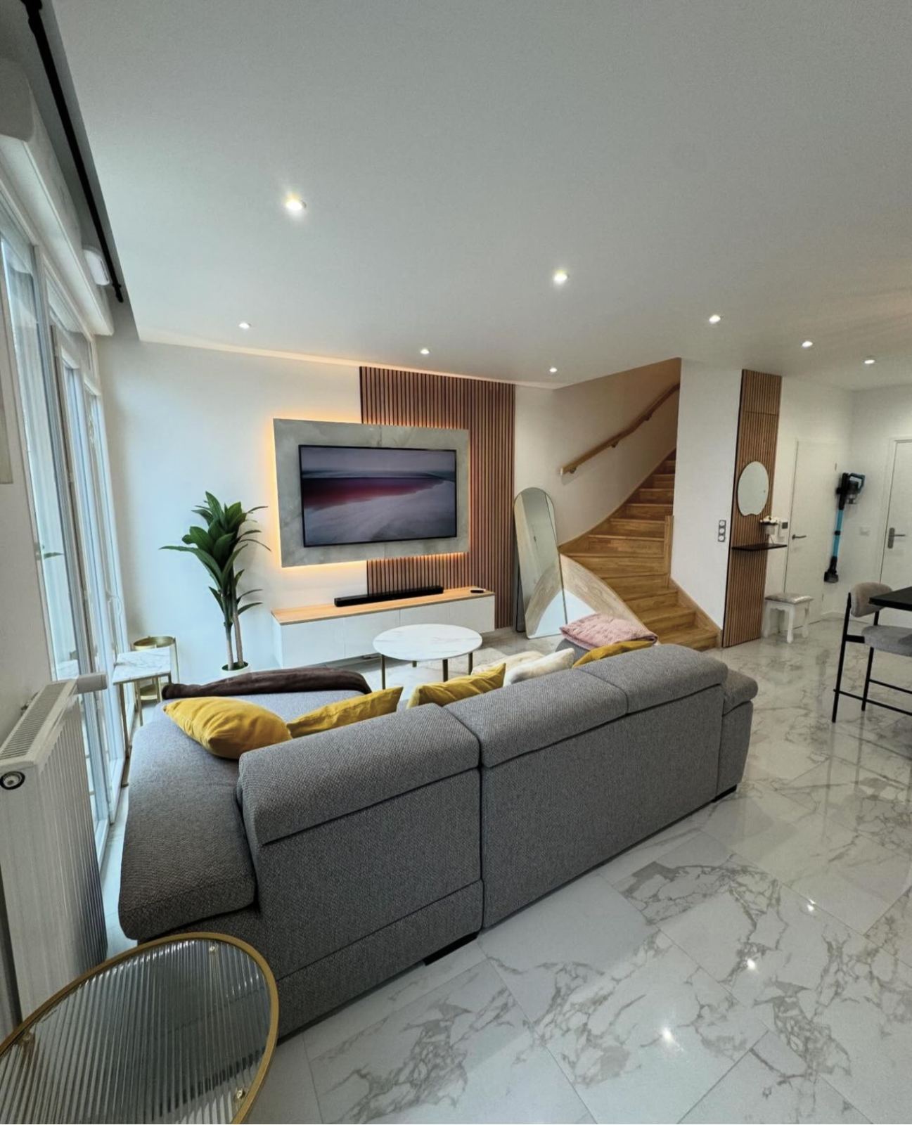 Rénovation clé en main maison sol en marbre, peinture et revêtement mural en bois, eclairage spot led escalier bois moderne Maître d'œuvre Côte d'Azur