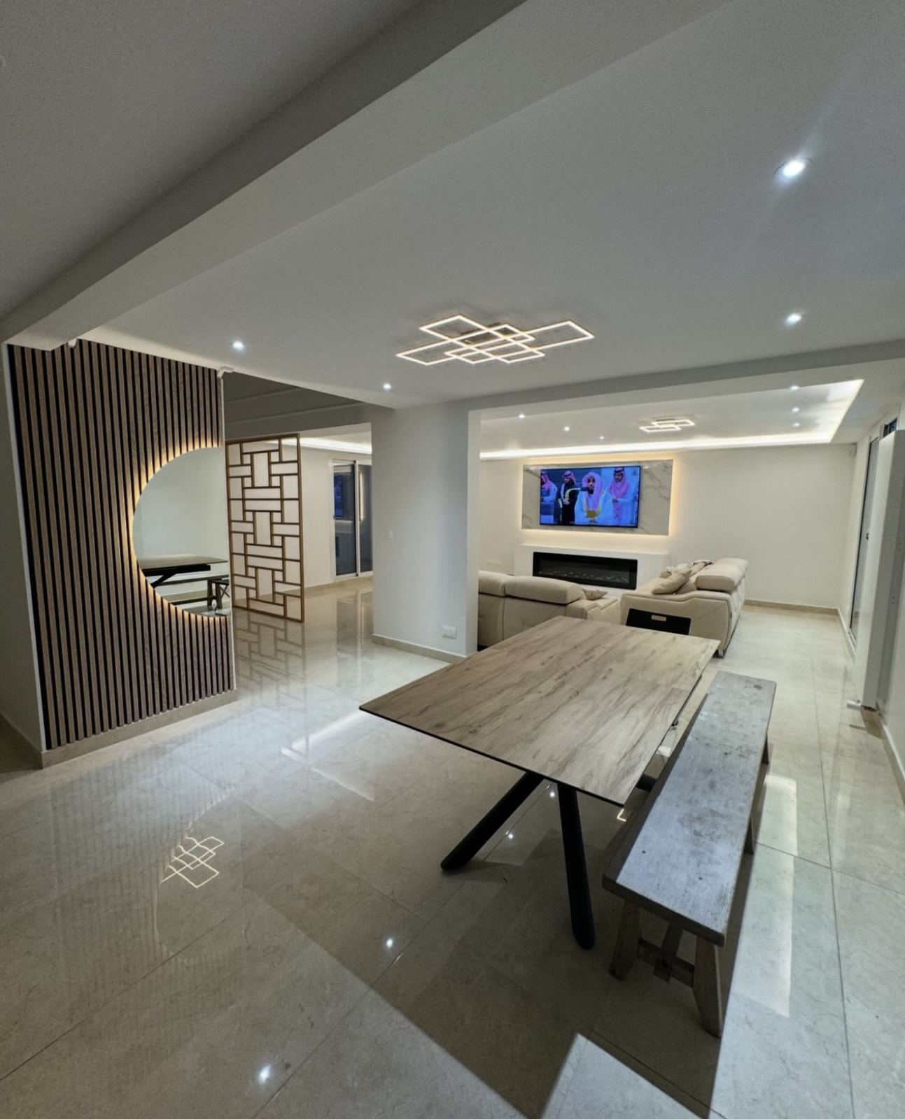 renovation amenagement interieur complet appartement Pose carrelage creation de cloison decorative plafond eclaires et spots led peinture decorative enduit pieces ouverte toulon